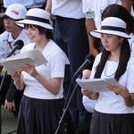 開会式で司会を担当した武庫川女子大学付属高の竹内舞桜さん（手前右）と宮本リリさん（同左）＝西宮市の甲子園球場（撮影・小林良多）