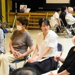 グループ討論で話を聞く高校生平和大使メンバーの小浜菫花さん（中央）＝尼崎市潮江１