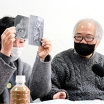 阪神大空襲で亡くなった帆足壽子さんと眞木子さんの写真を紹介しながらインタビューに答える帆足真人さん（右）と妻慶子さん＝鳴尾高校