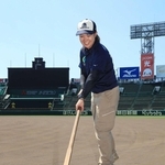 とんぼを使って整地する石躍奈々さん＝西宮市甲子園町、甲子園球場（撮影・吉田敦史）