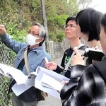 戦闘機の工場だったという甲陽園の地下壕へ足を運び、市民団体のメンバーから説明を受ける鳴尾高校放送部員（提供）