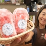 凍らせたイチゴを削った新商品「いち氷」と、開発した「三の矢」のカーペンター麻美子社長＝川西市多田桜木２