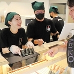 プレオープン初日から多くの人でにぎわった「ムス」＝西宮市池田町