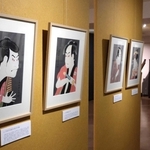 東洲斎写楽の役者絵の復刻作品が並ぶ会場＝西宮市甲山町