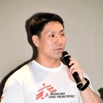 スーダンでの経験を伝える野間口侑基さん＝西宮市北口町