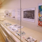 神戸、阪神間で開催された博覧会のポスターや写真が並ぶ会場＝尼崎市東桜木町