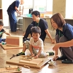 体験会で木工に取り組む子どもら＝猪名川町笹尾