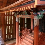 国の重要文化財に指定されている戸隠神社の本殿を眺める車周太郎さん＝猪名川町肝川
