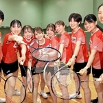 並んでポーズを取る三菱電機ダイヤモンドウイングスの選手たち＝尼崎市塚口本町６（撮影・吉田敦史）