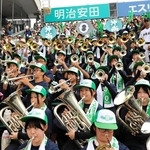 沖縄尚学の応援をする市立尼崎高校の吹奏楽部員ら＝西宮市甲子園町（撮影・潮海陽香）