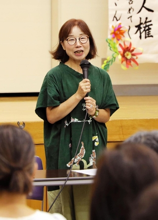 従軍慰安婦の問題について話す平井美津子さん＝尼崎市南武庫之荘３