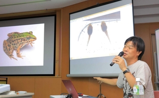トノサマガエルやアマガエルのオタマジャクシについて語る清水薫さん＝猪名川町白金１