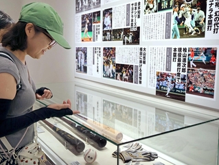 選手が使用したバットや本塁打のボールが展示されている会場＝西宮市甲子園町