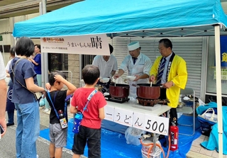 昨年、カレーうどん甲子園の結果発表をした催しの様子（日本カレーうどん協会提供）