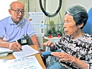 ２０１４年に吉見ツヤ子さん（右）から戦争体験を聴く粟野真造さん＝尼崎市東難波町４