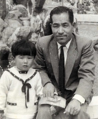 ５歳の粟野真造さんと、４２歳の父新一郎さん（提供）
