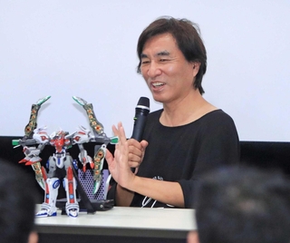 アクエリオンなどのデザインについて語る河森正治さん＝宝塚市武庫川町