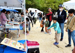 昨年１０月に開かれた「あままままるしぇ」の様子＝尼崎市南武庫之荘３（実行委員会提供）
