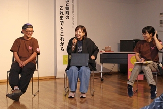 「鳴く虫と郷町」の歩みを振り返る関係者ら＝伊丹市宮ノ前３