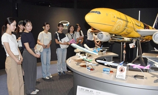 全日空の大型訓練施設「ＡＮＡ　Ｂｌｕｅ　Ｂａｓｅ」を見学する学生たち＝東京都大田区