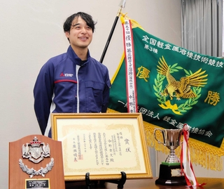全国軽金属溶接技術競技会の第３ティグ溶接部門で初優勝した中野貴文さん＝尼崎市塚口本町８、三菱電機伊丹製作所