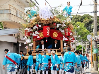 新しくお披露目されただんじりを押す男性たち＝西宮市山口町下山口４