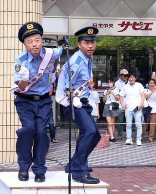 壇上で踊るアキナの山名文和さん（左）と秋山賢太さん＝いずれも猪名川町松尾台１