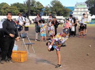 ストラックアウトに挑戦する子ども＝尼崎市杭瀬南新町３