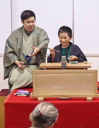 落語の小話を披露する児童（右）と桂二豆さん＝尼崎市北城内