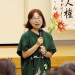 従軍慰安婦の問題について話す平井美津子さん＝尼崎市南武庫之荘３