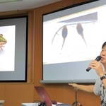 トノサマガエルやアマガエルのオタマジャクシについて語る清水薫さん＝猪名川町白金１