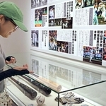 選手が使用したバットや本塁打のボールが展示されている会場＝西宮市甲子園町