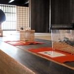 虫たちの合唱が楽しい旧岡田家住宅の鳴く虫展示＝伊丹市宮ノ前