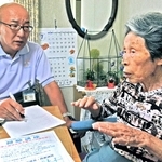 ２０１４年に吉見ツヤ子さん（右）から戦争体験を聴く粟野真造さん＝尼崎市東難波町４