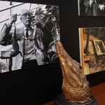 自宅でワニを飼っていた実業家の高碕達之助。ワニの剝製も展示されている＝いずれも宝塚市雲雀丘１