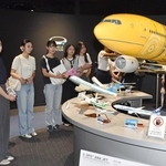 全日空の大型訓練施設「ＡＮＡ　Ｂｌｕｅ　Ｂａｓｅ」を見学する学生たち＝東京都大田区