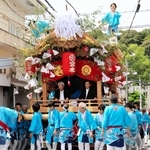 新しくお披露目されただんじりを押す男性たち＝西宮市山口町下山口４