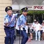 壇上で踊るアキナの山名文和さん（左）と秋山賢太さん＝いずれも猪名川町松尾台１