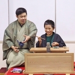 落語の小話を披露する児童（右）と桂二豆さん＝尼崎市北城内