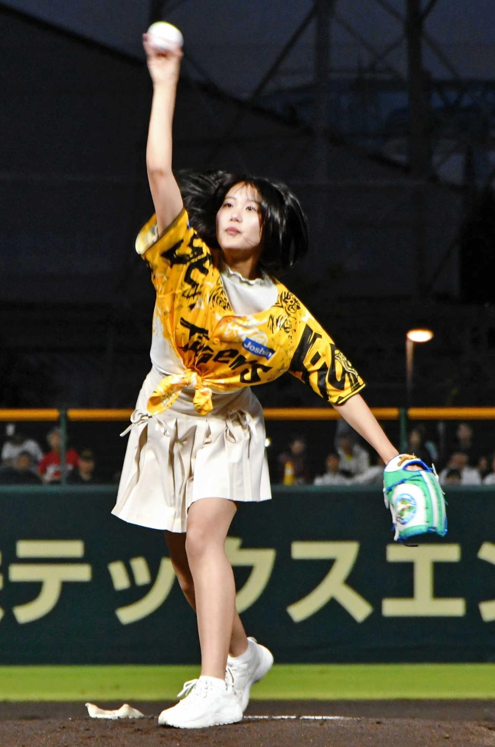 コウベリーズがタイガース2軍戦で始球式 最年少メンバー、14歳の橋本