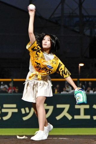 始球式で投球するコウベリーズの橋本夏叶さん＝尼崎市杭瀬南新町３