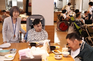 入居者たちと交流する「はんしん自立の家」の石田英子施設長＝宝塚市美幸町