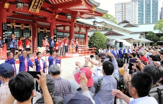 ２０２３年の一斉乾杯の様子＝西宮市社家町