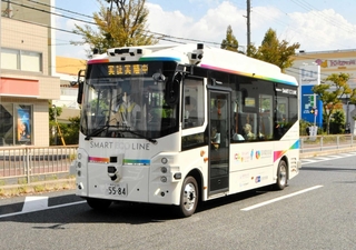 公道での実証実験が始まった自動運転バス＝西宮市甲子園九番町