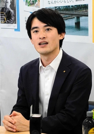 米誌タイムの「次世代の１００人」に選ばれ、取材に応じる芦屋市の高島崚輔市長＝芦屋市役所