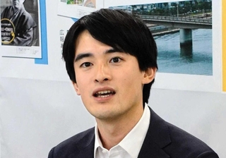 米誌タイムの「次世代の１００人」に選ばれ、取材に応じる芦屋市の高島崚輔市長＝芦屋市役所