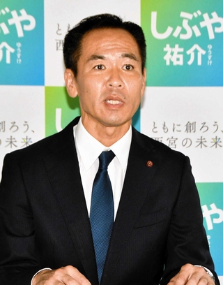 西宮市長選の立候補会見に臨む西宮市議の渋谷祐介氏＝西宮市久保町