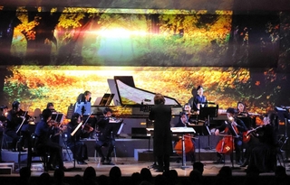 西本智実さんの指揮で演奏するオーケストラ＝ルネサンスクラシックス芦屋ルナ・ホール