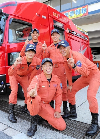 全国救助技術大会障害突破の部で日本一になった伊丹市消防局の隊員たち＝伊丹市昆陽１