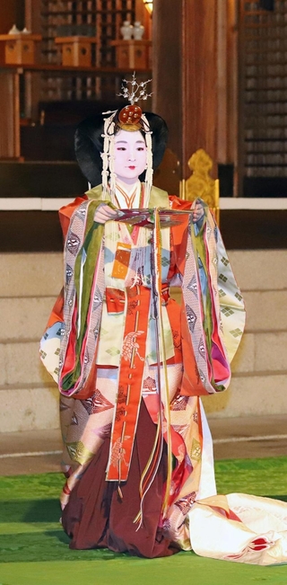 あでやかな十二単の装束で観月祭を彩った舞姫＝西宮神社